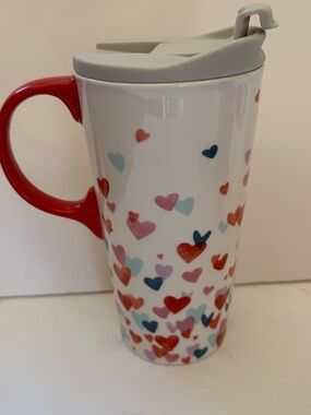 Ceramic 22 oz coffee mug, mini hearts graphic with travel lid